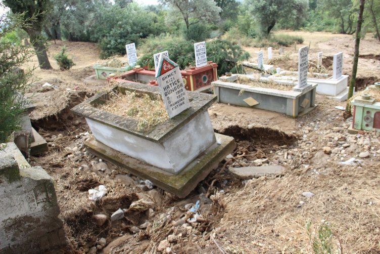 Aydın’ı sağanak vurdu! Mezarları söküp götürdü