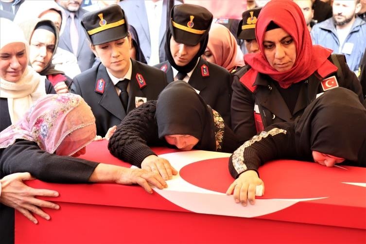 Teröristlerin katlettiği şehit veteriner teknikeri defnedildi