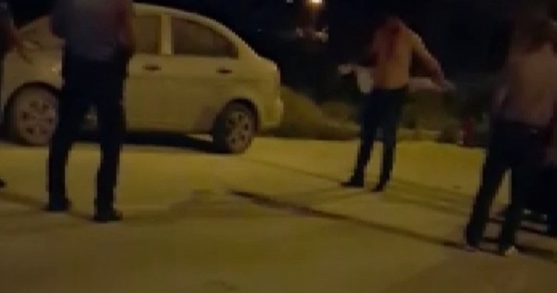 Denizli’de bir kişi yanan aracının başında polisle tartıştı ardından kıyafetlerini çıkarıp kaçtı