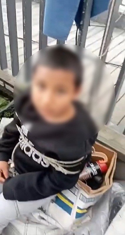 pazarda-akilalmaz-olay-esofman-calan-cocugu-ipe-bagladilar-o-anlari-kaydettiler-1765439568129.jpeg