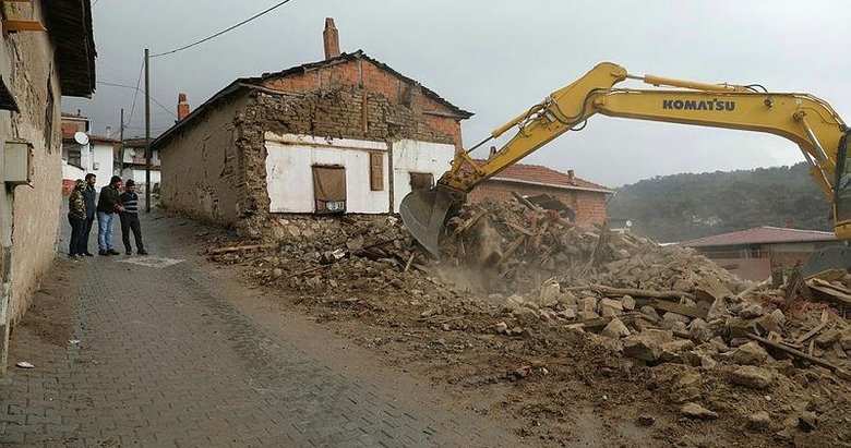Manisa’da 4 ilçede 275 ağır hasarlı yapı tespit edildi