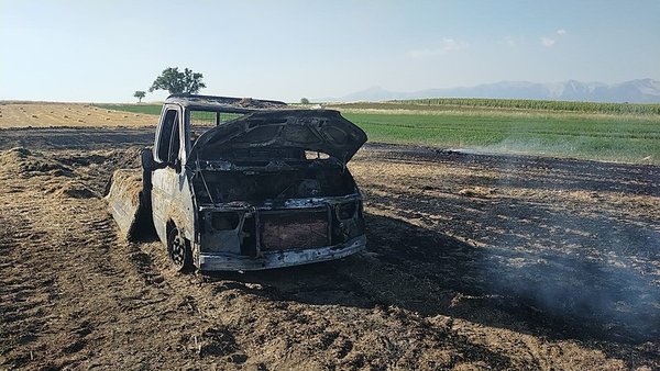 Denizli’de samanlarıyla beraber kamyoneti yanmıştı! Yardım eli uzandı