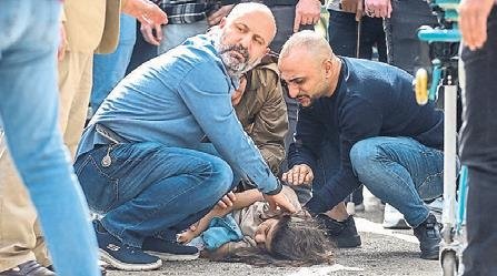 Karşıya geçmek isteyen aileye araba çarptı