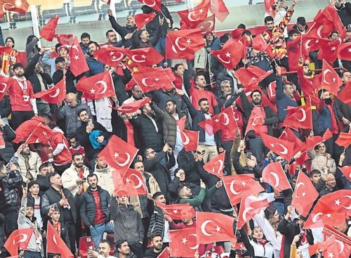 Ay-Yıldızlılar Karadağ’a bıraktı