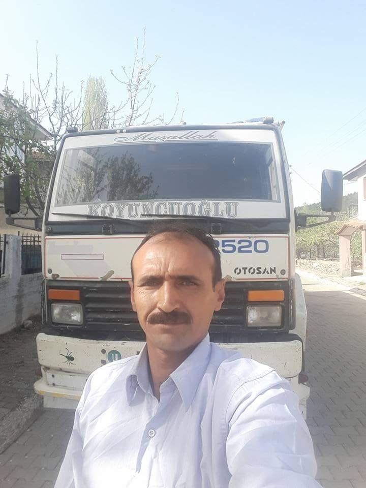 Karpuz yüklü kamyon yön tabelasına çarptı