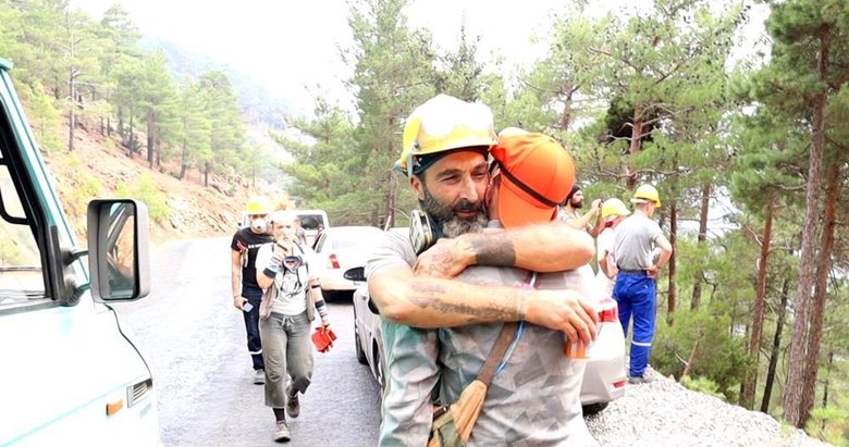 Alevlerden kurtuldular, birbirlerine sarıldılar