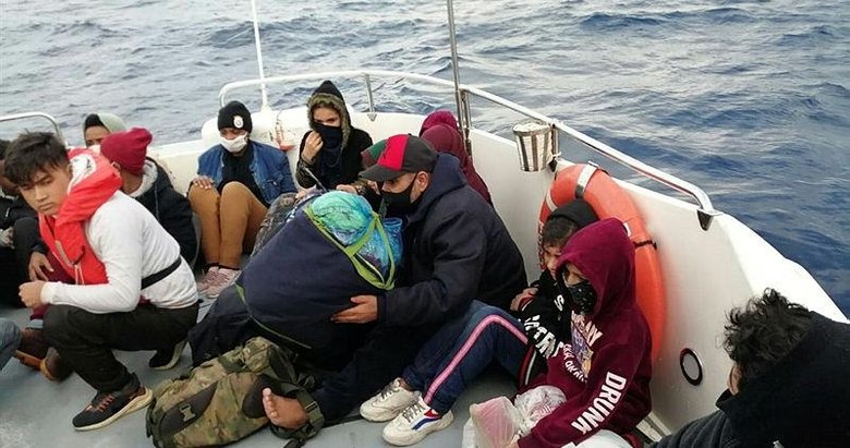 İzmir’de Türk karasularına geri itilen 50 sığınmacı kurtarıldı