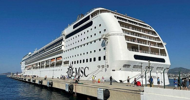 Dev kruvaziyer Bodrum’a 2 bin 422 yolcuyla geldi