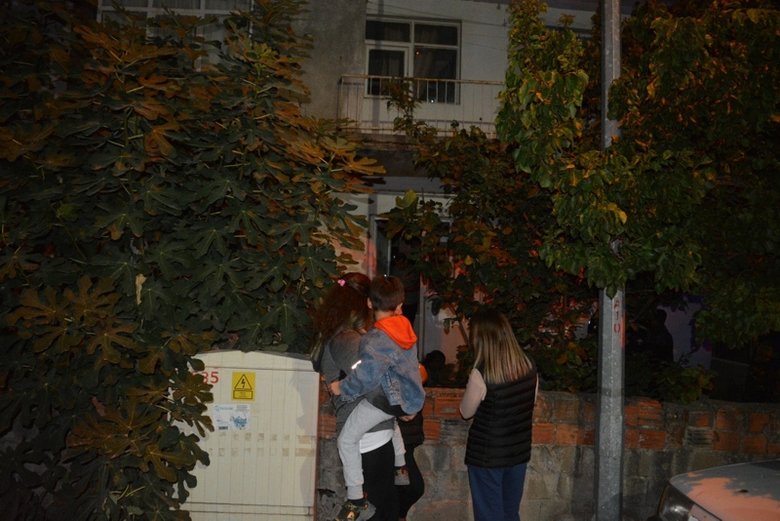 İzmir’de gece saatlerinde hareketli anlar: Patlama sesini duyan ekiplere haber verdi