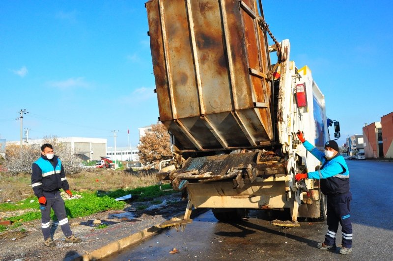 Manisa’da alkışlanacak hareket! Çöpte bulduğu Türk bayrağını öpüp, çöp kamyonunun önüne astı