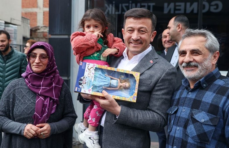 Cumhur İttifakı’nın İzmir Adayı Hamza Dağ, esnafı ziyaret etti