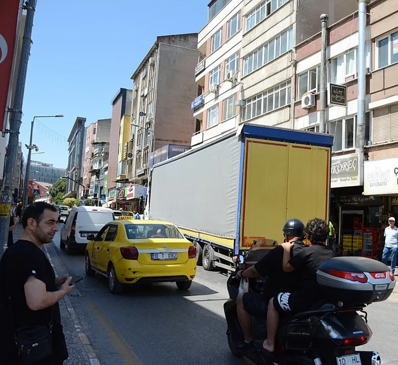 balikesirde-sehir-merkezine-giren-tirin-lastikleri-patladi-uzun-kuyruklar-olustu-1783423582179.jpeg