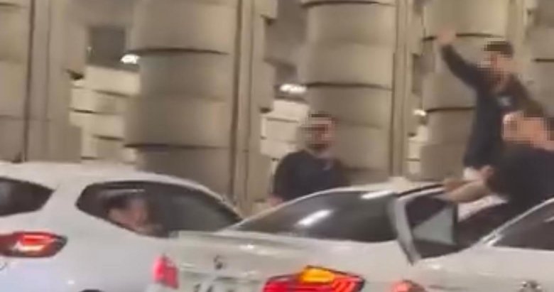 İzmir’de ’pes’ dedirten görüntü: Trafiği durdurdular dans ettiler