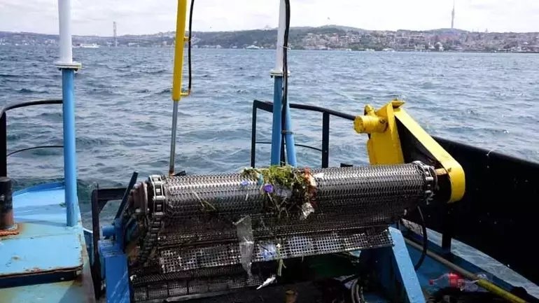 İzmir Körfezi’nde kirlilik sorununa deniz süpürgesi çözümü! Türkiye Çevre Ajansı’ndan temizlik seferberliği