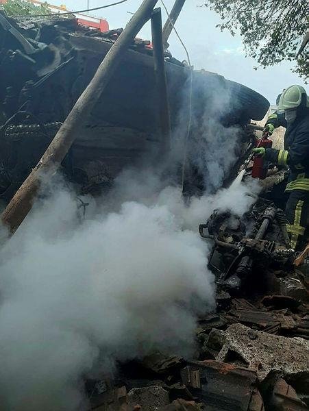 Taklalar atan otomobil, deponun üzerine düştü! Bu araçtan sağ çıktı