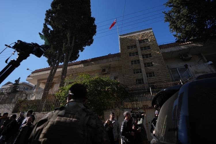 Son dakika: Türk bayrağı Halep Başkonsolosluğu’nda göndere çekildi