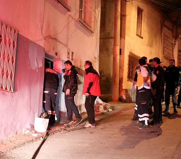 İzmir’de ev yangınında itfaiye eri tarafından kurtarılan kadın ağır yaralandı