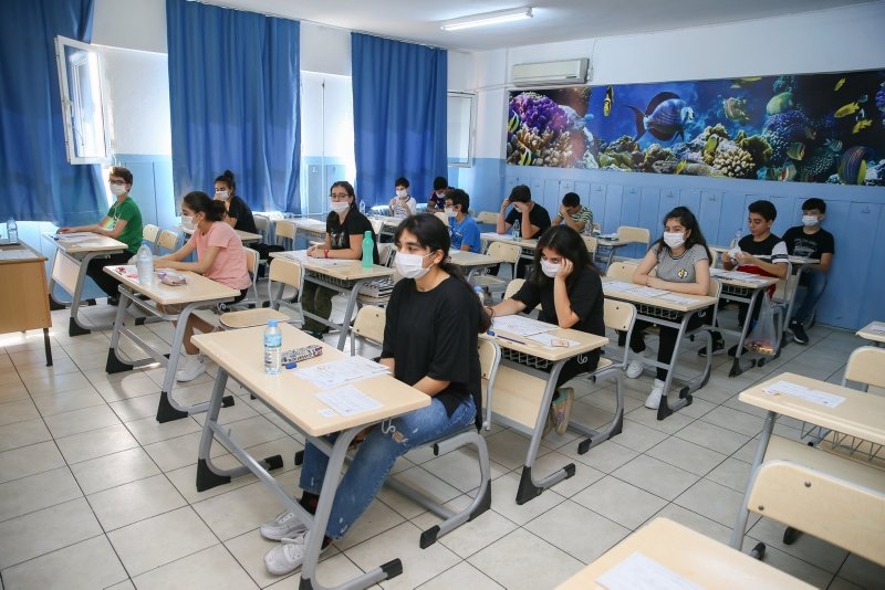 İzmir’de öğrencilerin sosyal mesafe kurallı LGS heyecanı