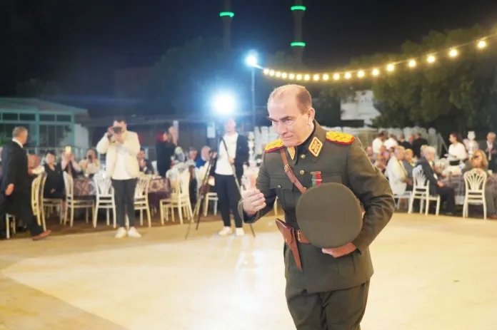 Atatürk’e benzerliğini ticarete dönüştürdü