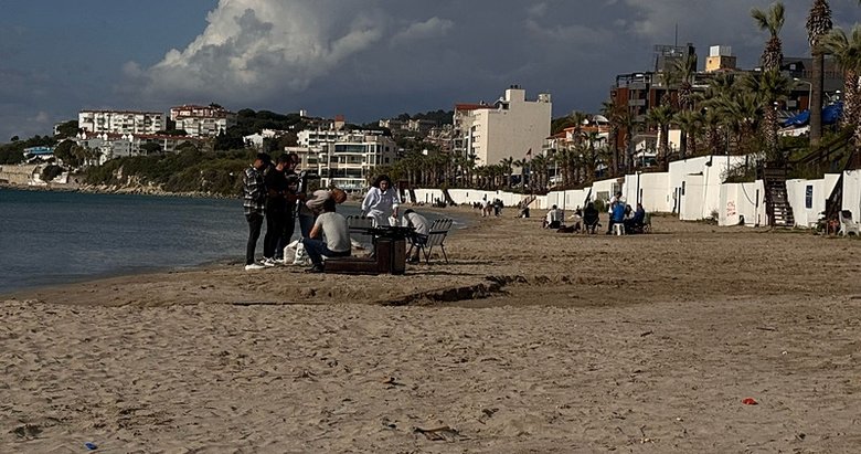 Kuşadası’nda yağmurlu havada deniz keyfi yaptılar