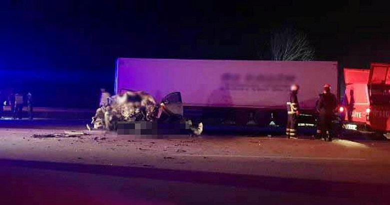 Çanakkale’de akaryakıt istasyonundan çıkan TIR’a otomobil çarptı: 5 ölü