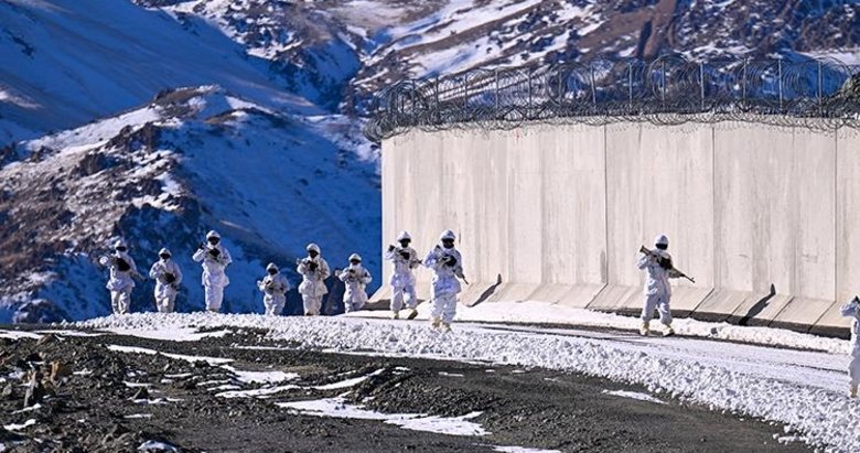 Sınırdaki karlı dağlarda dondurucu soğukta vatan nöbeti tutuyorlar