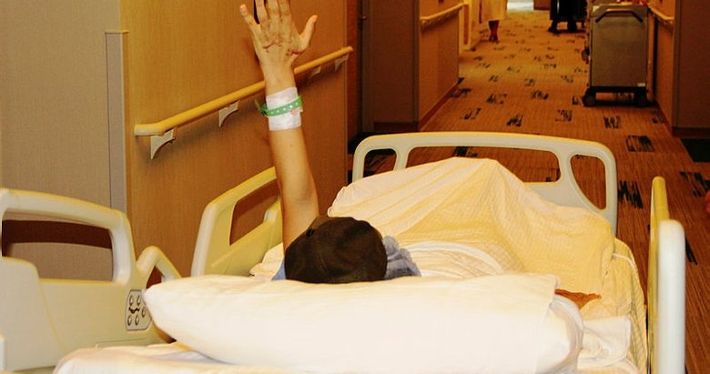 Berfin ilk ameliyatına el sallayarak girdi