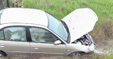 Otomobil araziye yuvarlandı