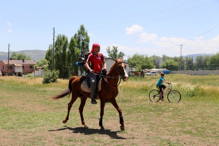 İzmir’deki vatan nöbetine at sırtında gitti