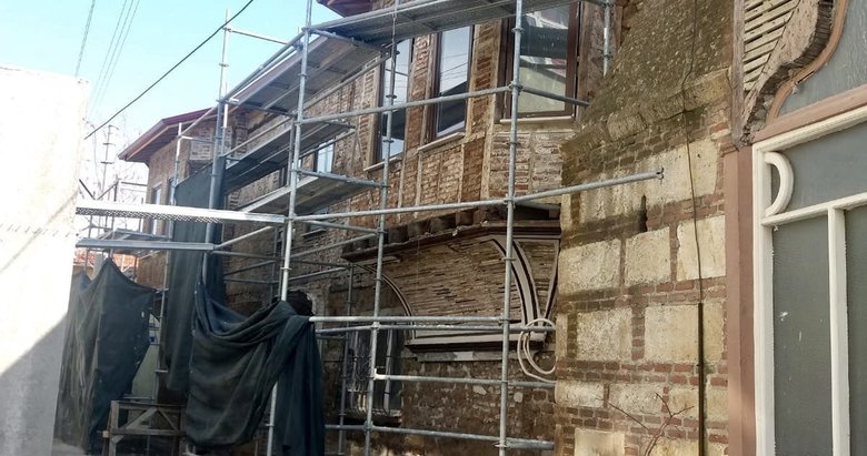 Edremit tarihi evleri gün yüzüne çıkıyor