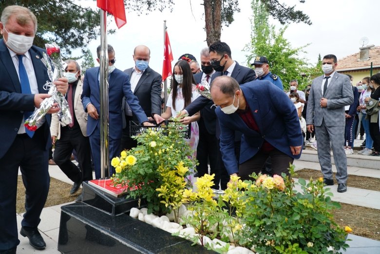 Şehit öğretmen Şenay Aybüke Yalçın, vefatının 4. yılında kabri başında anıldı