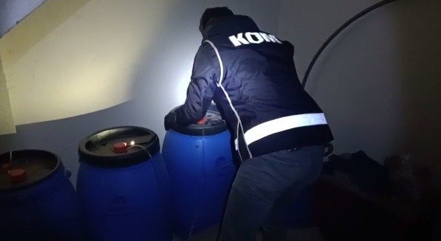 İzmir’de yılbaşı öncesi dev operasyon! Yüzlerce litre sahte içki ele geçirildi!
