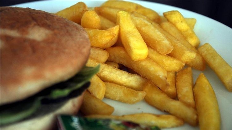 Gençlerde hızla yayılıyor! Fast food beslenme bu hastalığa yol açıyor