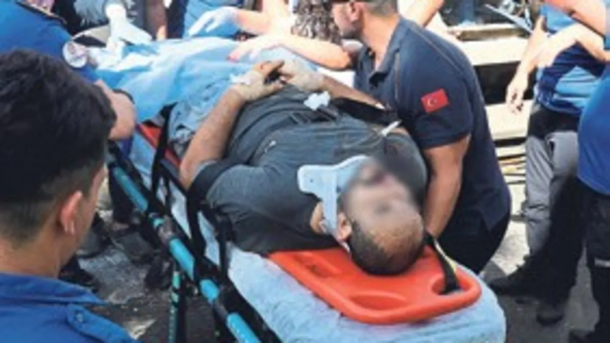 Çekicide sıkışan sürücü itfaiye ekiplerince kurtarıldı