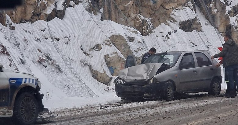 Kütahya Domaniç’te mevsimin ilk kar yağışı kazayı beraberinde getirdi: 4 yaralı
