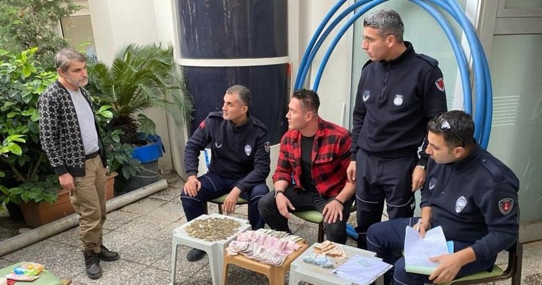 İzmir’de 51. kez yakalanan dilenci 3 saatte bin 700 lira toplamış