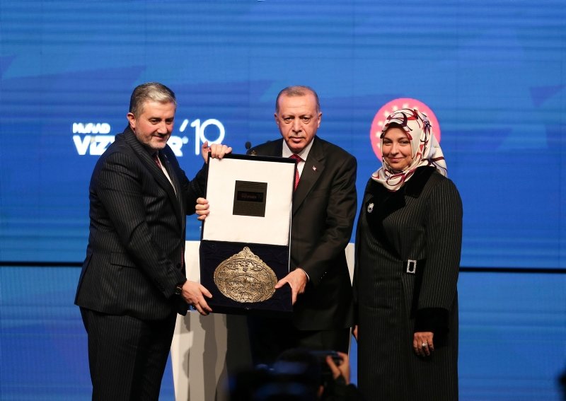 MÜSİAD Başkanı Abdurrahman Kaan, Başkan Erdoğan’a usturlab hediye etti