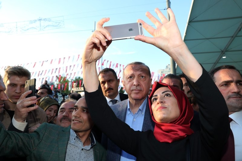 Başkan Erdoğan İstiklal Caddesi’nde yürüdü .