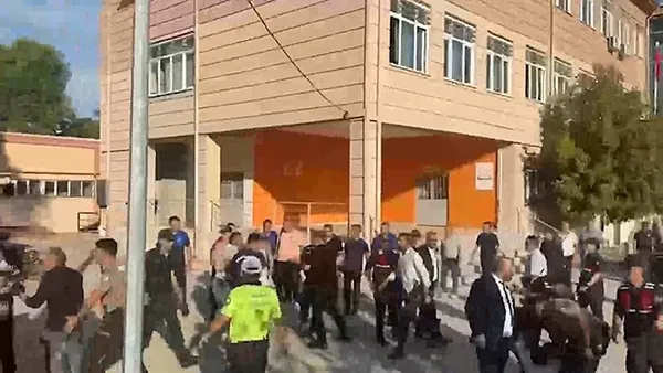 son-dakika-manisada-okul-onunde-silahli-dehset-yarali-ogrenciler-var-1790056993922.png