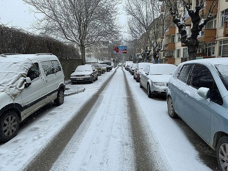 Meteoroloji Ege’nin o kentini uyarmıştı: Beyaz örtü serildi