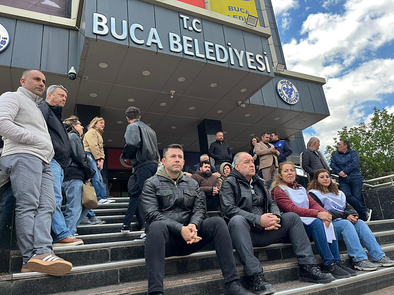 izmirde-memurlar-pes-etmiyor-bucada-tis-krizi-tam-gaz-1778078671019.png