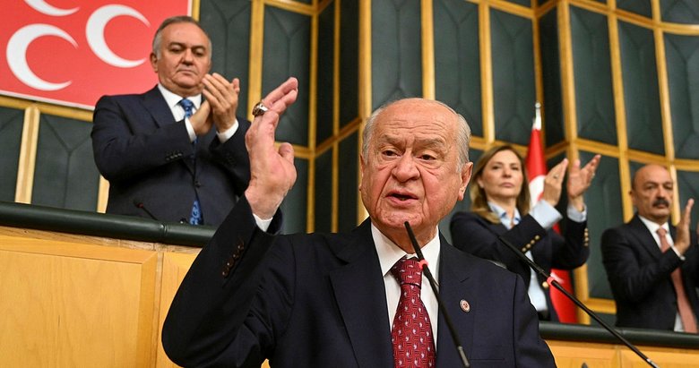 Saçlarına dolardan bukleler yapan şaibeli soytarılar!