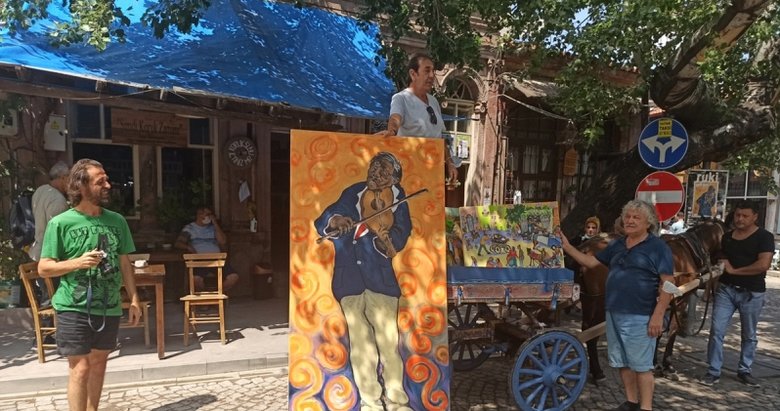 Açacağı serginin tanıtımını at arabasında eserlerini gezdirerek yaptı