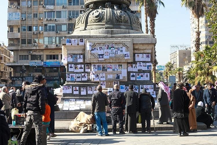 Suriyeliler, Şam’ın Merce Meydanı’na astıkları ilanlarla yakınlarını arıyor