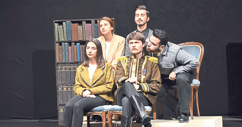 İzmir’de tiyatro dolu günler