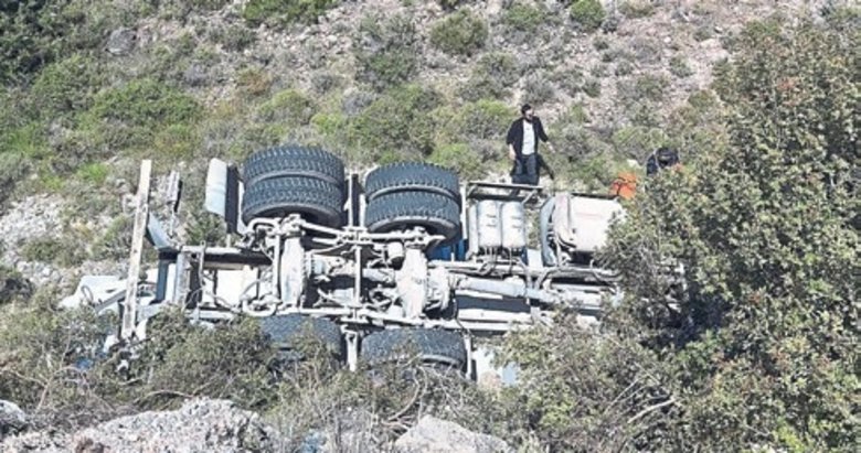 Çesme’de beton mikseri şarampole yuvarlandı