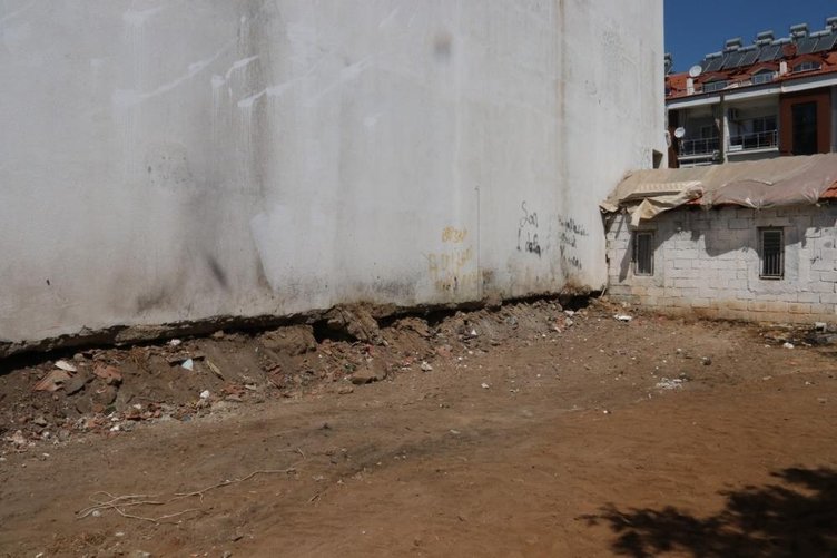 Fethiye’de piton yılanı nöbeti! Mahalleli diken üstünde