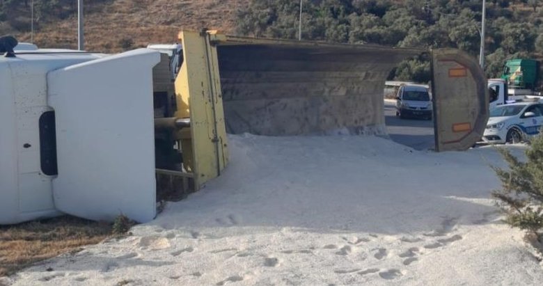Söke’de kum yüklü kamyon devrildi: 1 yaralı