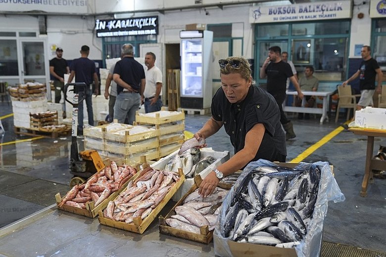 İzmir’de balık tezgahına kadın eli değdi!