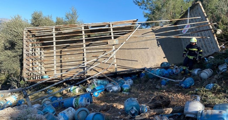 Muğla'da feci kaza! Tüp yüklü kamyon uçuruma yuvarlandı - Muğla Haberleri